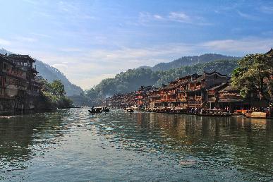 【漫游湘西5天高鐵團】<橘子洲頭 百龍電梯V+天子山索道 張家界魅力湘西表演 芙蓉鎮 鳳凰古城>